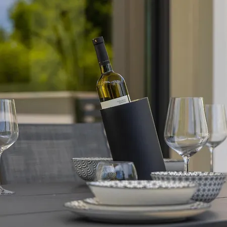 Aurelia 4 With Pool 빌라 *