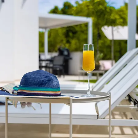 Aurelia 4 With Pool 빌라 *