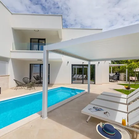 Aurelia 4 With Pool 빌라 *