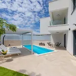 Aurelia 4 With Pool