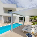Aurelia 4 With Pool Vila *