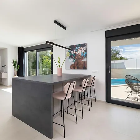 Vila Aurelia 4 With Pool