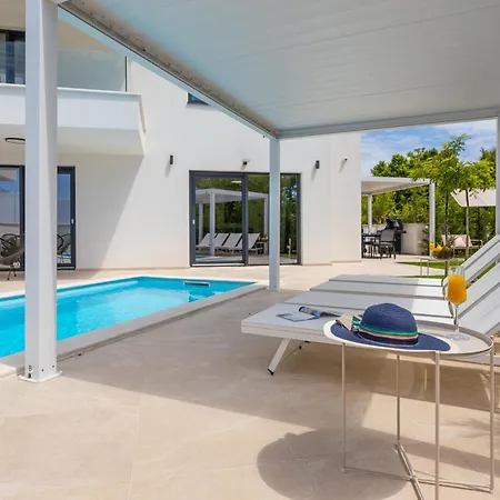 Aurelia 4 With Pool Linardići